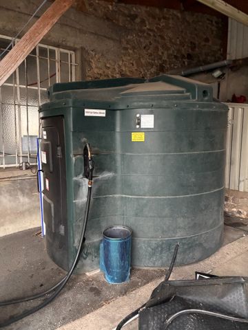 Cuve 5000 Litres avec distributeur. Frais en sus 14.28%. TVA Récu...
