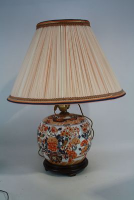une lampe posée sur une table et munie d'un abat-jour
