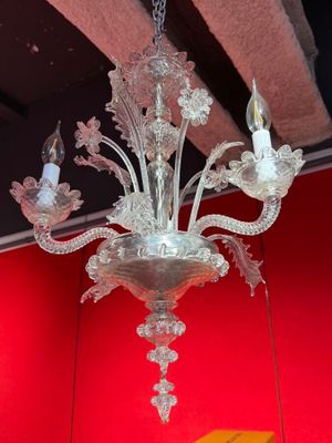 un lustre en verre suspendu au plafond d'une pièce