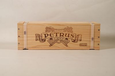 La boîte en bois porte un logo sur lequel est inscrit « Petros ».