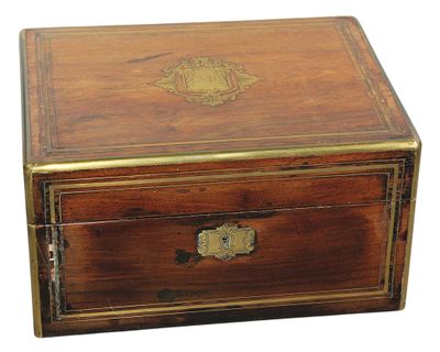 une boîte ancienne en bois avec un couvercle plaqué laiton sur fond blanc