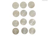 plusieurs pièces de monnaie sont disposées en cercle sur une surface blanche