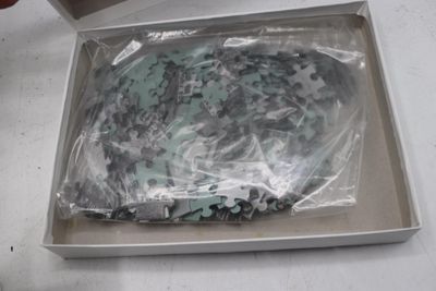 une boîte contenant un gâteau, posée sur une table