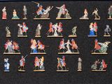 de nombreuses figurines représentant des personnes exposées dans une vitrine