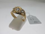 une image représentant une bague en or sertie d'un diamant en forme de cœur