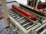 une image représentant une machine en fonctionnement sur un tapis roulant