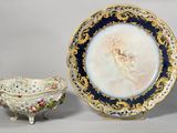 deux assiettes et un bol sur lesquels est représentée une femme