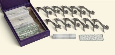 une boîte violette contenant tout un tas d'outils