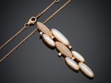 un collier en or orné de perles et de diamants sur fond noir