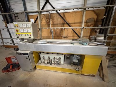 une machine qui se trouve à l'intérieur d'un bâtiment