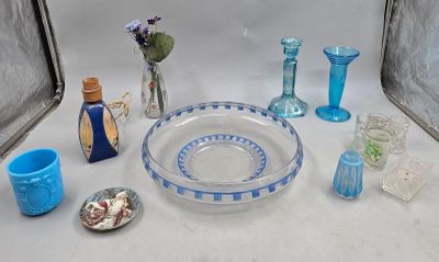 beaucoup d'objets en verre qui se trouvent sur la table