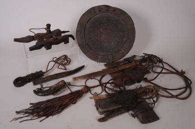 un grand nombre d'objets posés sur une table