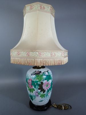 Vase en porcelaine à décor de motifs floraux.