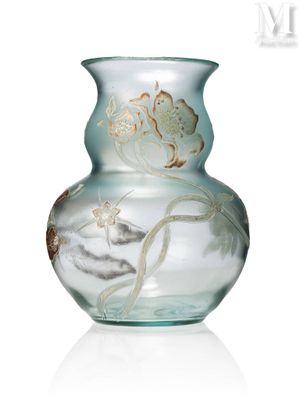 un vase en verre avec un motif floral