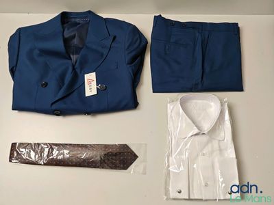 un costume, une cravate et une chemise posés sur une table