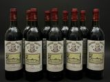 six bouteilles de vin sont alignées sur un fond noir