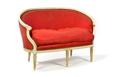 un canapé rouge posé sur une surface blanche