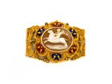 une image représentant une bague en or sur laquelle figure un homme à cheval