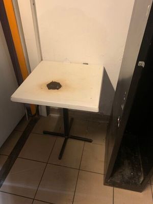 une petite table percée d'un trou, dans un coin de la pièce