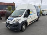 une camionnette blanche garée dans un parking