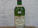 une bouteille de vin posée sur une table