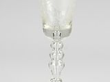 un verre en verre transparent posé sur une table