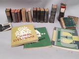 Plusieurs livres sont disposés en cercle sur une surface blanche.