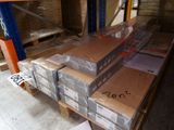 de nombreux cartons sur une palette dans un entrepôt
