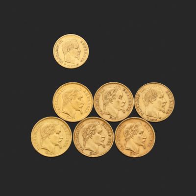 un gros plan sur un tas de pièces d'or sur fond noir
