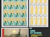 des timbres-poste sur lesquels figure un avion et beaucoup d'autres timbres