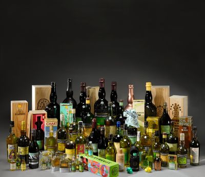 de nombreuses bouteilles de vin et des bouteilles de vin sur la table