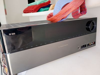 une télécommande posée sur une chaîne hi-fi