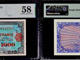Trois types de monnaie différents sont exposés dans une vitrine.