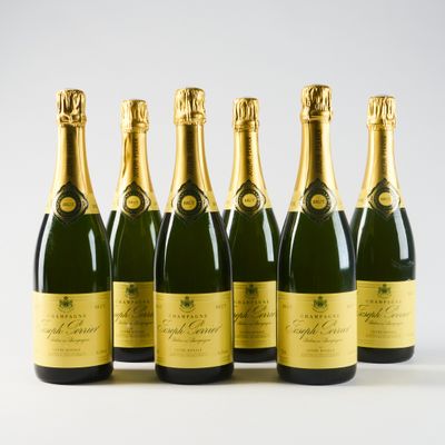six bouteilles de champagne sont alignées