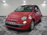 une petite voiture rouge garée dans un garage