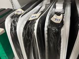 beaucoup de dossiers sur l'étagère du magasin