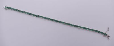 Bracelet ligne en argent,serti d'émeraudes facettées.