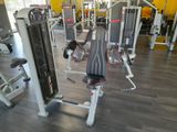 une salle de sport équipée de nombreux appareils