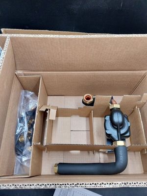 une boîte en carton contenant un tuyau et d'autres objets