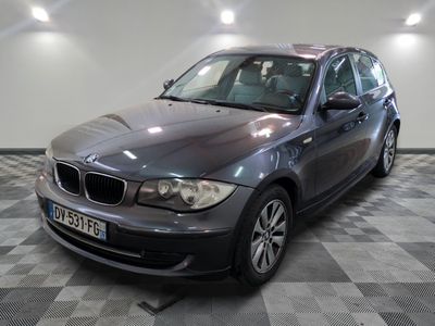 la photo d'une voiture garée dans un garage