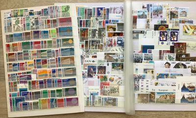 un livre ouvert sur lequel sont collés plusieurs timbres