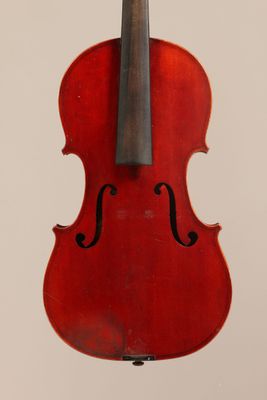 un vieux violon avec un archet accroché à son dos