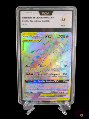 gros plan d'une carte pokemon dans un étui en plastique