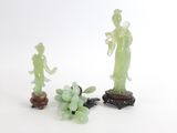 trois figurines assises sur une table