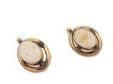 une paire de boucles d'oreilles ornées de pierres blanches et vertes