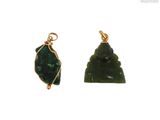 deux pendentifs en jade vert et doré sur fond blanc