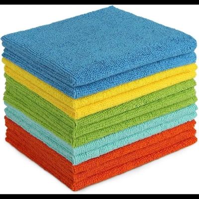 une pile de serviettes colorées empilées les unes sur les autres