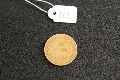 un gros plan d'une pièce de monnaie posée sur une surface noire, avec une étiquette de prix