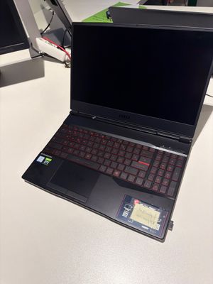 un ordinateur portable posé sur un bureau, avec un clavier