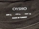 the back of a black t - shirt with the words oysho on it
